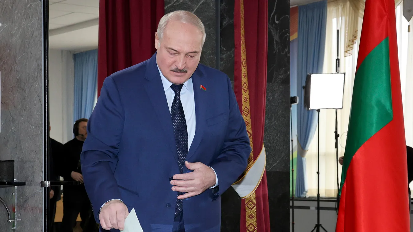 LUKASENKA, Aljakszandr Minszk, 2022. február 27.
Aljakszandr Lukasenka fehérorosz elnök leadja voksát a Fehérorosz Köztársaság alkotmányának módosításairól és kiegészítéseiről szóló népszavazáson egy minszki szavazóhelyiségben 2022. február 27-én. 
MTI/AP