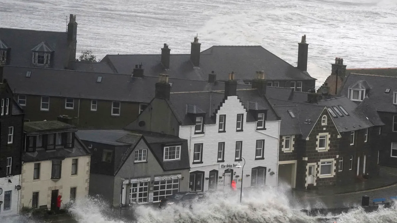 Stonehaven Harbour, 2023. október 19.
Hullámok csapnak ki a partra a skóciai Stonehaven kikötőjénél 2023. október 19-én, miután heves esőzés és erős szél sújtja az Egyesült Királyságot. A Babet elnevezésű vihar miatt már több száz embert evakuáltak és isk