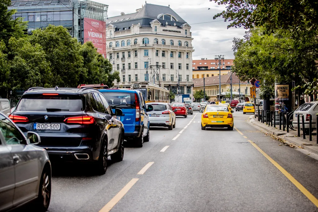 dugó, közlekedés, forgalom, autó, belváros, Budapest, 2021.09.01.taxi 