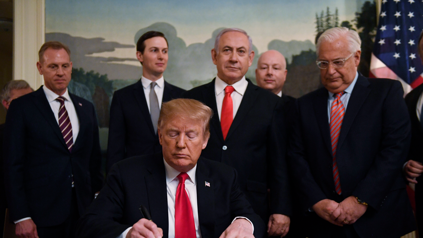 NETANJAHU, Benjámin; TRUMP, Donald Washington, 2019. március 25.
Donald Trump amerikai elnök nyilatkozatot ír alá a Golan-fennsíkról Benjámin Netanjahu izraeli miniszterelnök (j3) jelenlétében a washingtoni Fehér Házban 2019. március 25-én. A nyilatkoztta