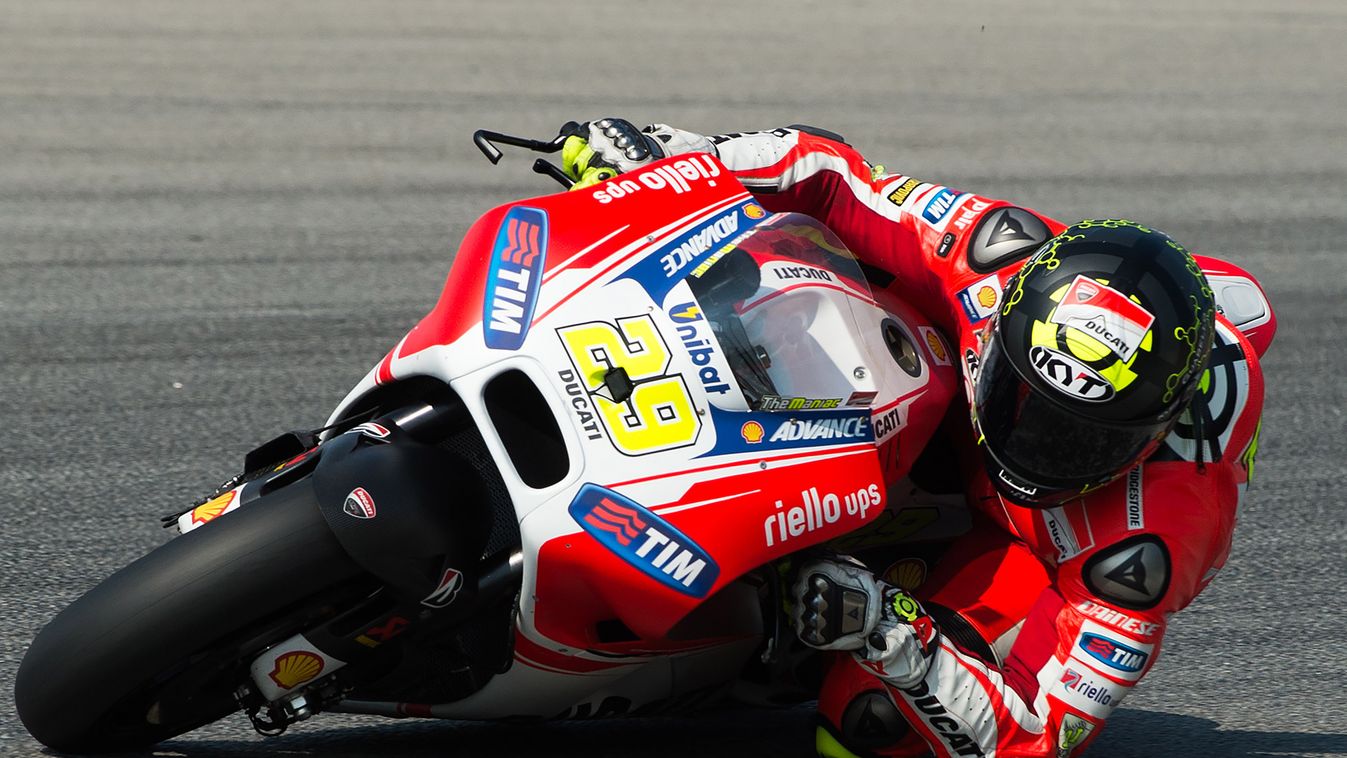 Ducati rider Andrea Iannone of Italy takes a curve during the third and final day of MotoGP test races at the Sepang circuit outside Kuala Lumpur on February 25, 2015. AFP PHOTO / MOHD RASFAN 
