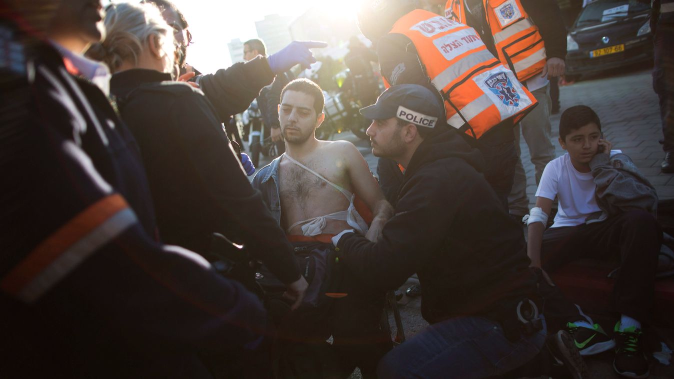 Tel-Aviv, 2015. január 21.
Egy sebesültet ápolnak a helyszínen, ahol egy palesztin merénylő megkéselte egy tel-avivi autóbusz utasait 2015. január 21-én. A támadót, aki tíz embert megsebesített, menekülés közben meglőtték és elfogták. A sebesültek közül h