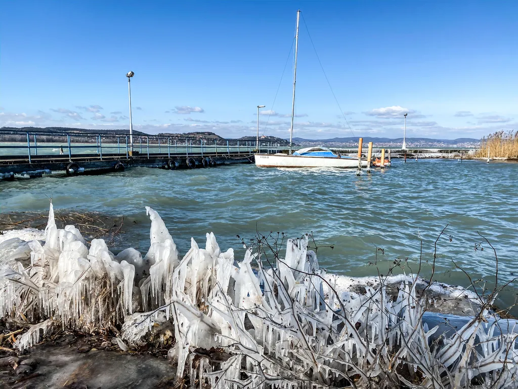 befagyott balaton, jeges balaton, időjárás, jég, tél 