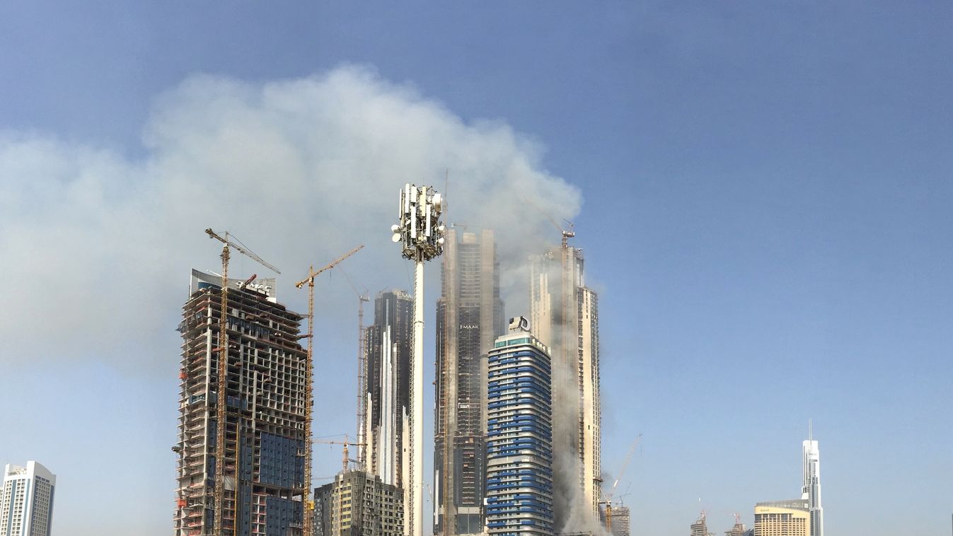fire Horizontal Smoke billows near the Dubai Mall and Burj Khalifa, the world's tallest building, after a fire hit the construction site in Dubai on April 2, 2017.
A blaze erupted in a residential complex under construction near Dubai's biggest shopping m
