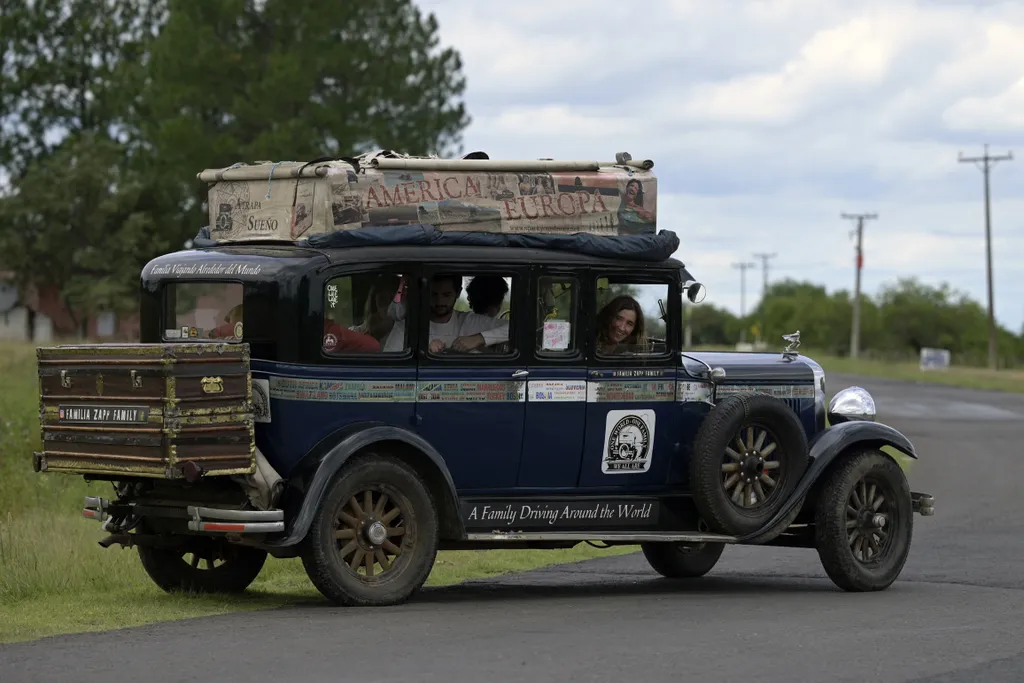 család, világkörüli, út, autós, kaland, világjáró, egy 1928-as Graham-Paige oldsmobile, autómobil, retro, utazás 
