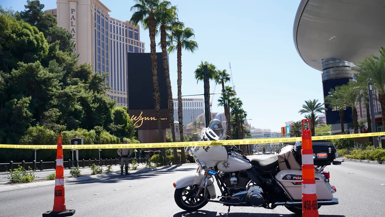 Las Vegas, 2022. október 7.
Rendőrségi szalag zárja le az utat a Wynn Casino előtt Las Vegasban 2022. október 6-án, miután egy férfi konyhakéssel két embert halálra késelt, hat embert megsebesített a nevadai kaszninóváros Las Vegas Strip nevű sétányán. A 