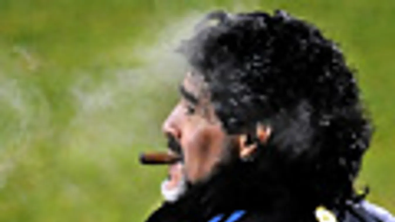 Diego Maradona, argentin focista szivarozik
