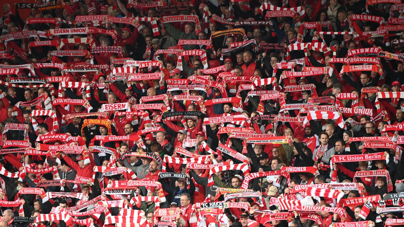 1. FC Union Berlin - VfL Wolfsburg Sports soccer Bundesliga lni viewers audience fan scarf fan scarves Horizontal 