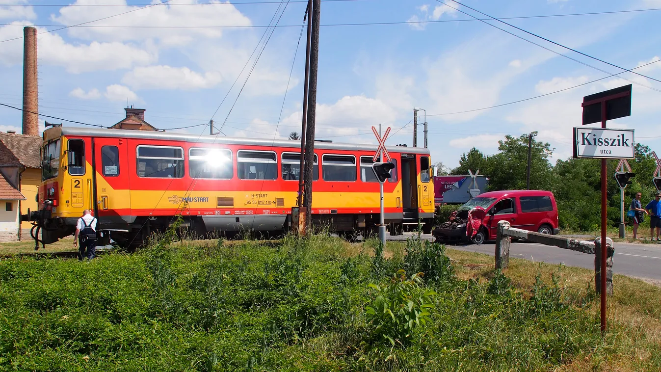Orosháza, 2015. július 4.
Összeroncsolódott személygépkocsi a Szentesi úti vasúti átjáróban, Orosházán 2015. július 4-én. Az autó a jól működő fénysorompó tiltó jelzése ellenére hajtott a sínekre, majd összeütközött a Mezőhegyesről Mezőtúrra tartó személy