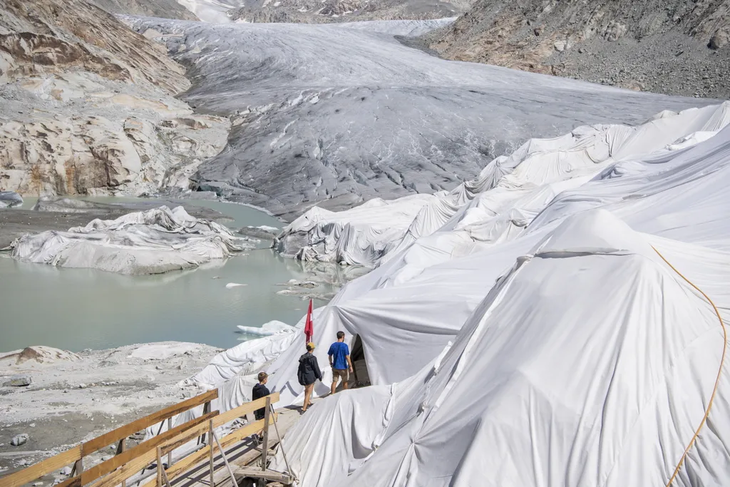 Alpok legrégebbi gleccserét különleges fehér takarókkal igyekeznek megvédeni az olvadástól - mti 