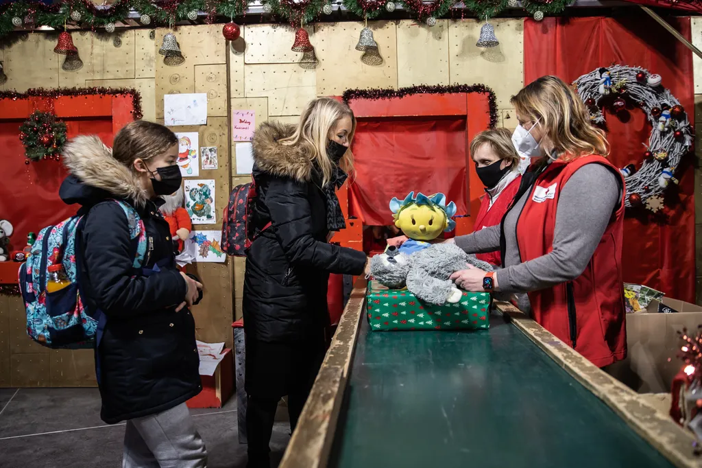 Mikulásgyár A MikulásGyár nem tesz különbséget ember és ember között, nem kérdezi, ki miért éhezik. Ha tud, segít, tekintet nélkül származásra, etnikumra, nemzetiségre, vallásra, életkorra. A MikulásGyár szellemisége a humánumból és a szolidaritásból faka