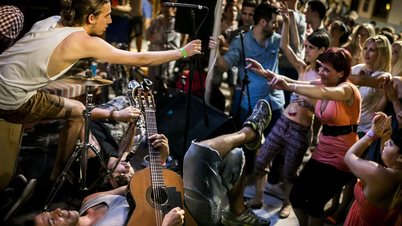 A spanyol Skarallaos zenekar a Veszprémi Utcazene Fesztiválon 2013. július 25-én