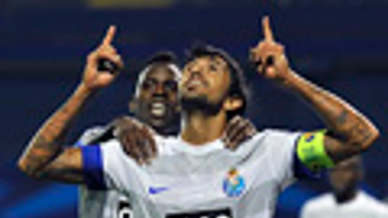 Lucho Gonzalez, a Porto játékosa az égre mutat gólja után a Dinamo Zagreb-Porto mérkőzésen