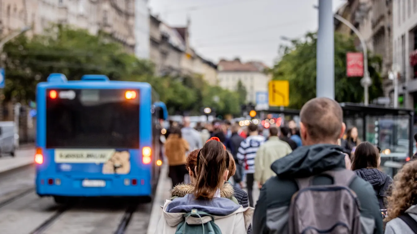 pótlóbusz, villamos, közlekedés, 4-es, 6-os, vonal, budapest, fennakadás, meghibásodás, megálló, tömeg, 2021.10.06., Blaha 