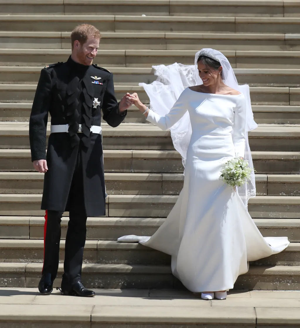 TOPSHOTS Square ROYAL FAMILY WEDDING Meghan Markle Királyi esküvői ruhák 5. 