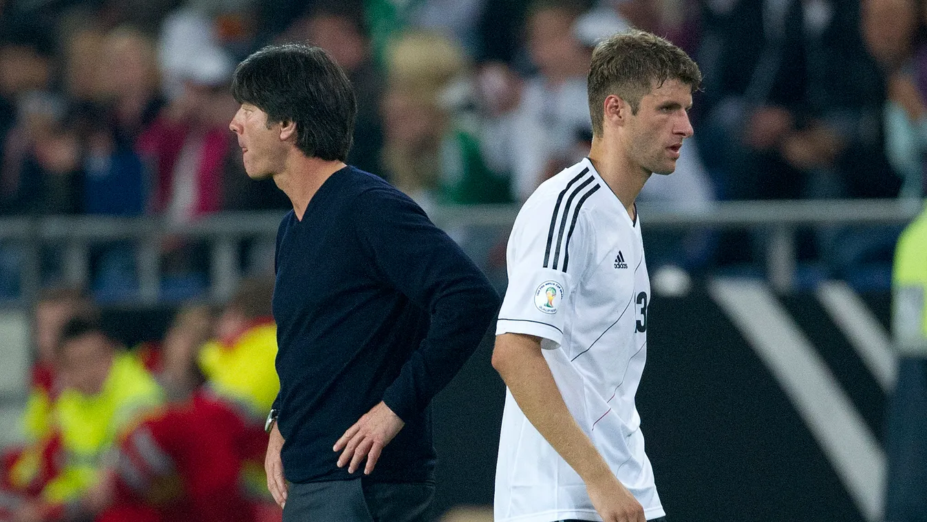 Federal coach Joachim Jogi LOEW, LOW (GER) and Thomas MUELLER. Sports Sports PLAYER Professional Footballer Half Figure Jersey GAME 13 National Team Season 2012 ATeam 12 International football match Football Player German Group C EUROPE aktuellSPORT Pro F