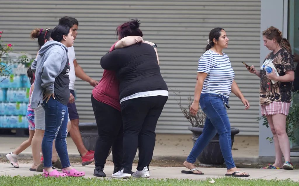 Iskolai lövöldözés, Texas, iskola,  Uvalde, Robb Általános iskola,   Teen gunman kills 15 at Texas elementary school school crime shooting Horizontal 