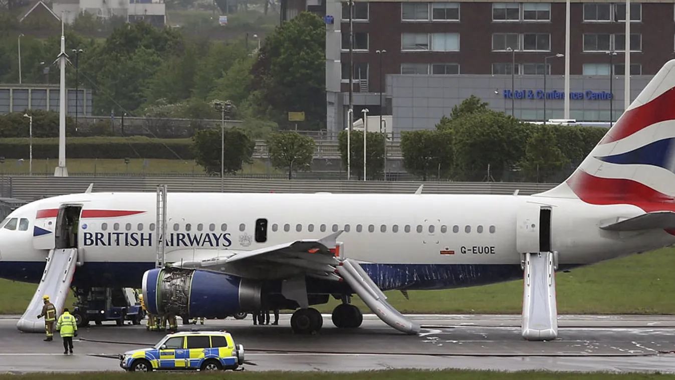 Egy mentőcsapat tagjai a British Airways brit légitársaság egyik Airbus A319-es típusú repülőgépénél, amely kényszerleszállást hajtott végre a londoni Heathrow repülőtéren 2013. május 24-én 