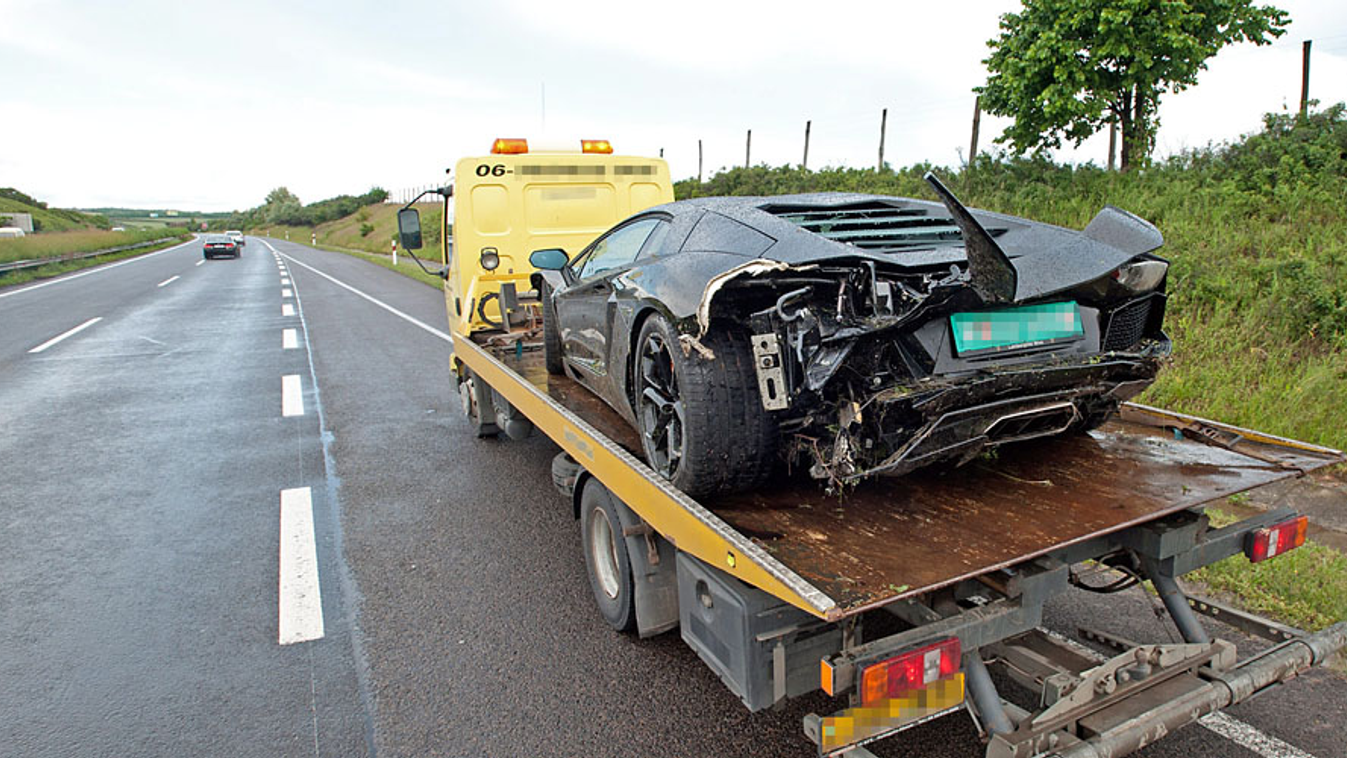 Egy összetört Lamborghini Aventador luxusautó - az M3-as autópálya Gyöngyös és Hatvan közötti szakaszán -, amelyet Dzsudzsák Balázs, a Dinamo Moszkva magyar válogatott labdarúgója vezetett 