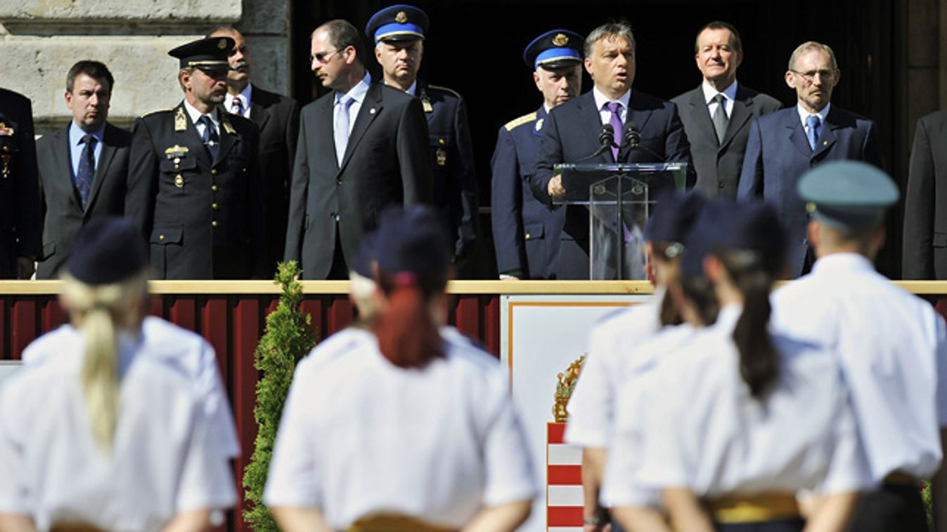 Orbán Viktor miniszterelnök (j3) beszédet mond a Nemzeti Közszolgálati Egyetem (NKE) Rendészettudományi Karának végzős hallgatói előtt a budai várban megrendezett tisztavató ünnepségen. Tőle jobbra a második Pintér Sándor belügyminiszter