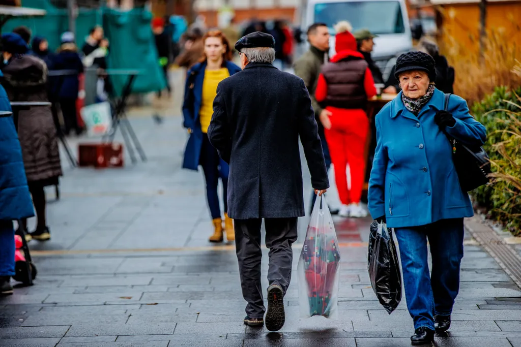 Képeken a szenteste előtt utolsó nagy vásárlási roham, ünnep, karácsony, vásárlás, bevásárlás, ajándék, 2022 