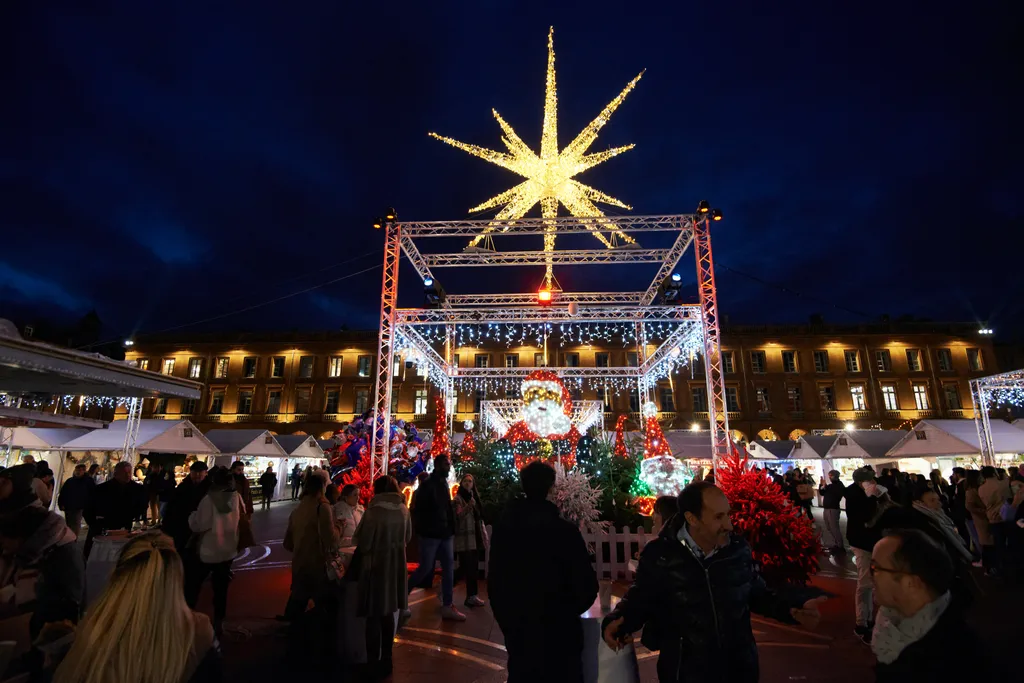 Karácsonyi vásárok a világban Toulouse noel manege townhall capitole lights Xmas seller stars shops Xmas decoration christmas decorations decorations toulouse france adorment Christmas festivities energy crisis ornament ice rink Horizontal CHRISTMAS SANTA