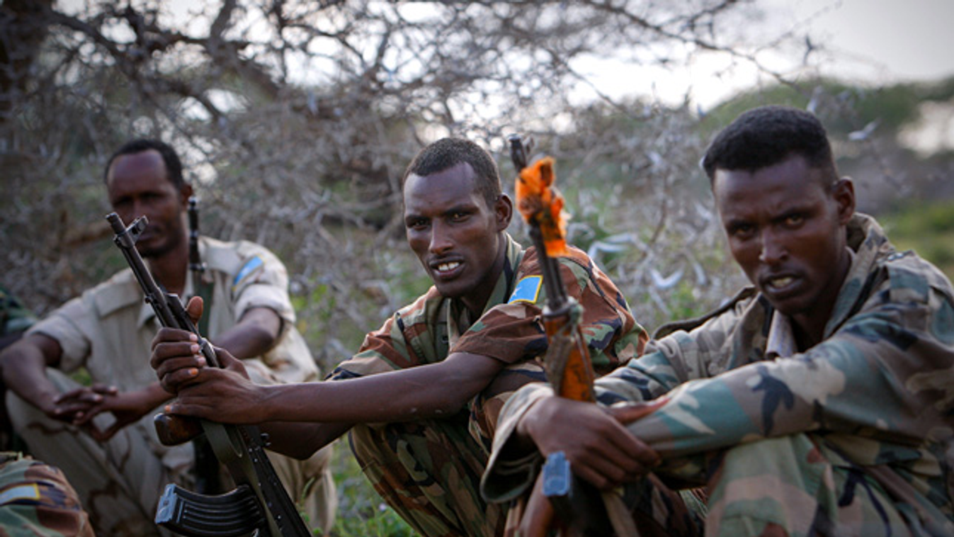 Al Kaida, a szomáliai nemzeti hadsereg katonái Elasha Biyaha város mellett, Al-Shabaab terroristákra vadásznak 