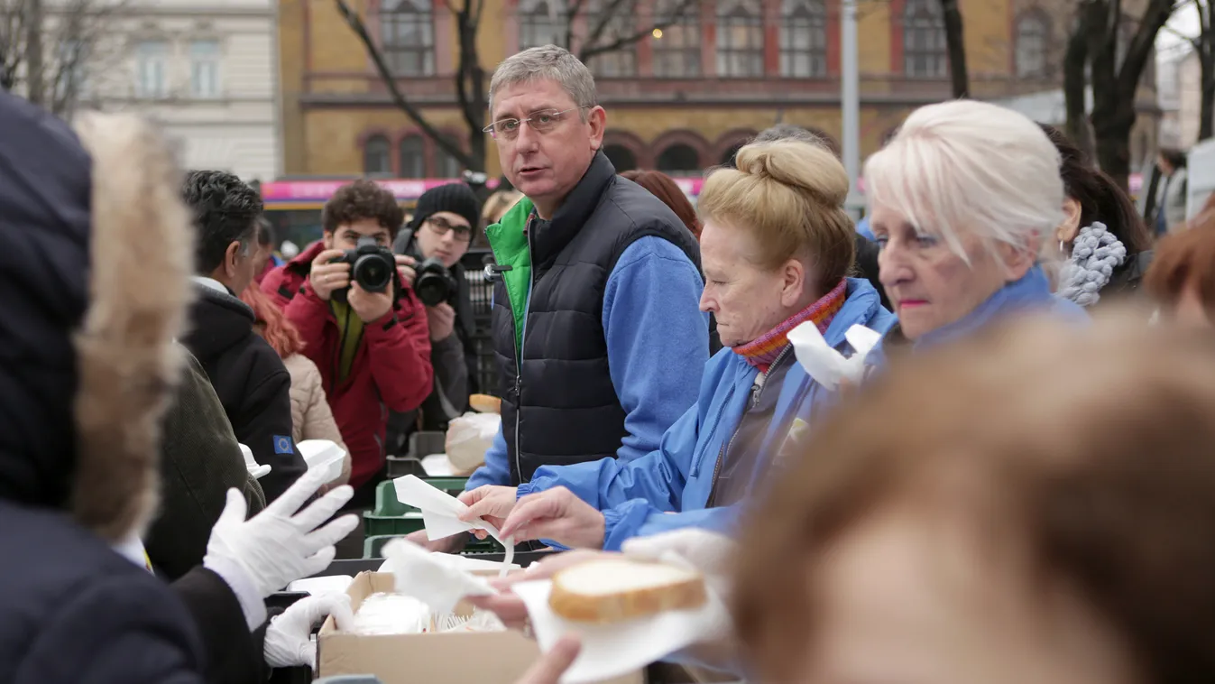 Gyurcsány Ferenc a DK elnöke és Vadai Ágnes, a DK alelnöke oszt meleg ételt a Blaha Lujza téren 2015. január 22-én 