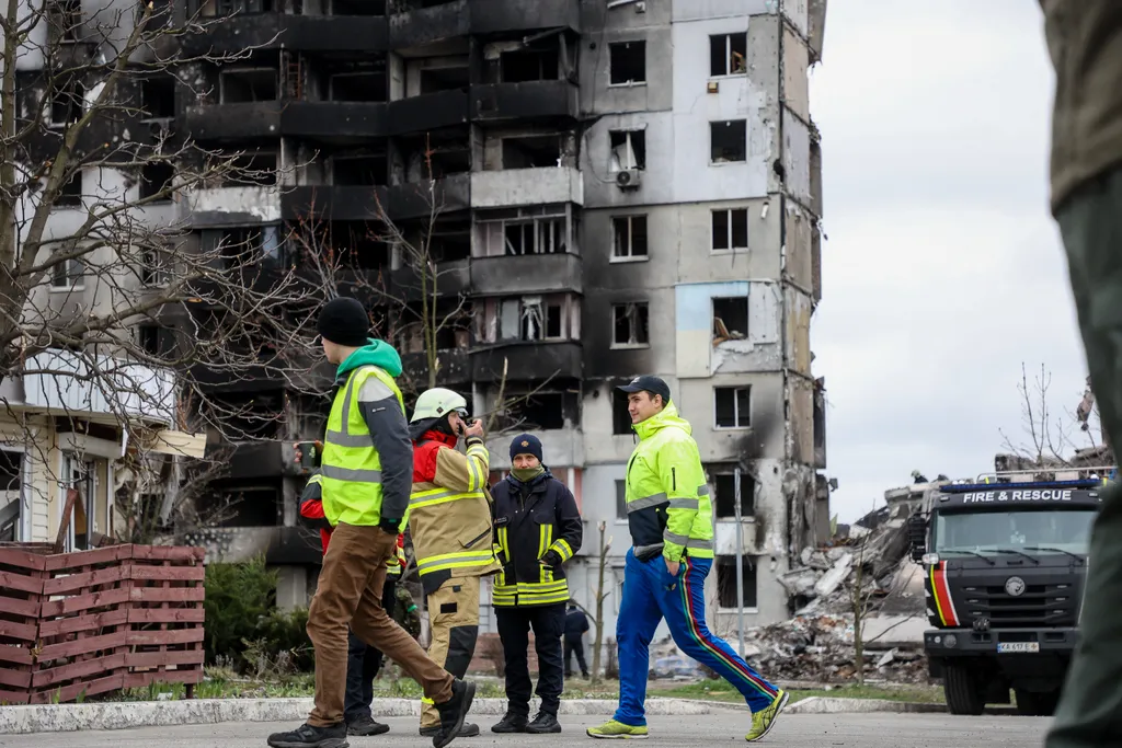 Ukrán válság, ukrán, orosz, háború, Ukrajna, Borodjanka, romok, lakóház, lakóépület, mentőalakulat 