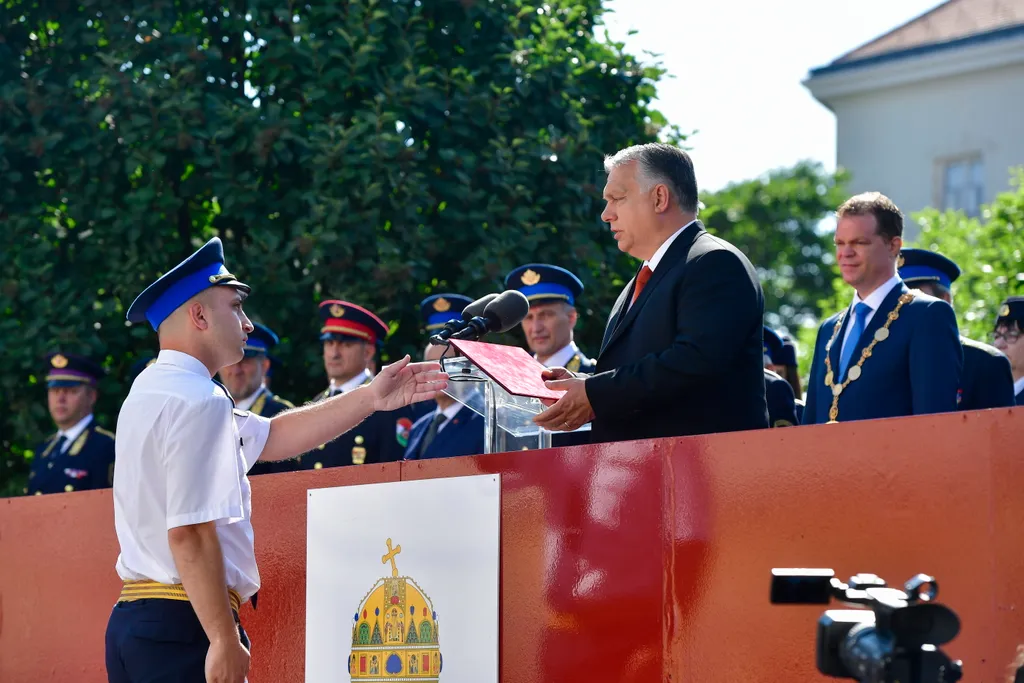 Tiszti esküt tettek a Nemzeti Közszolgálati Egyetem Rendészettudományi Kara és Katasztrófavédelmi Intézetének végzett hallgatói, Orbán Viktor 