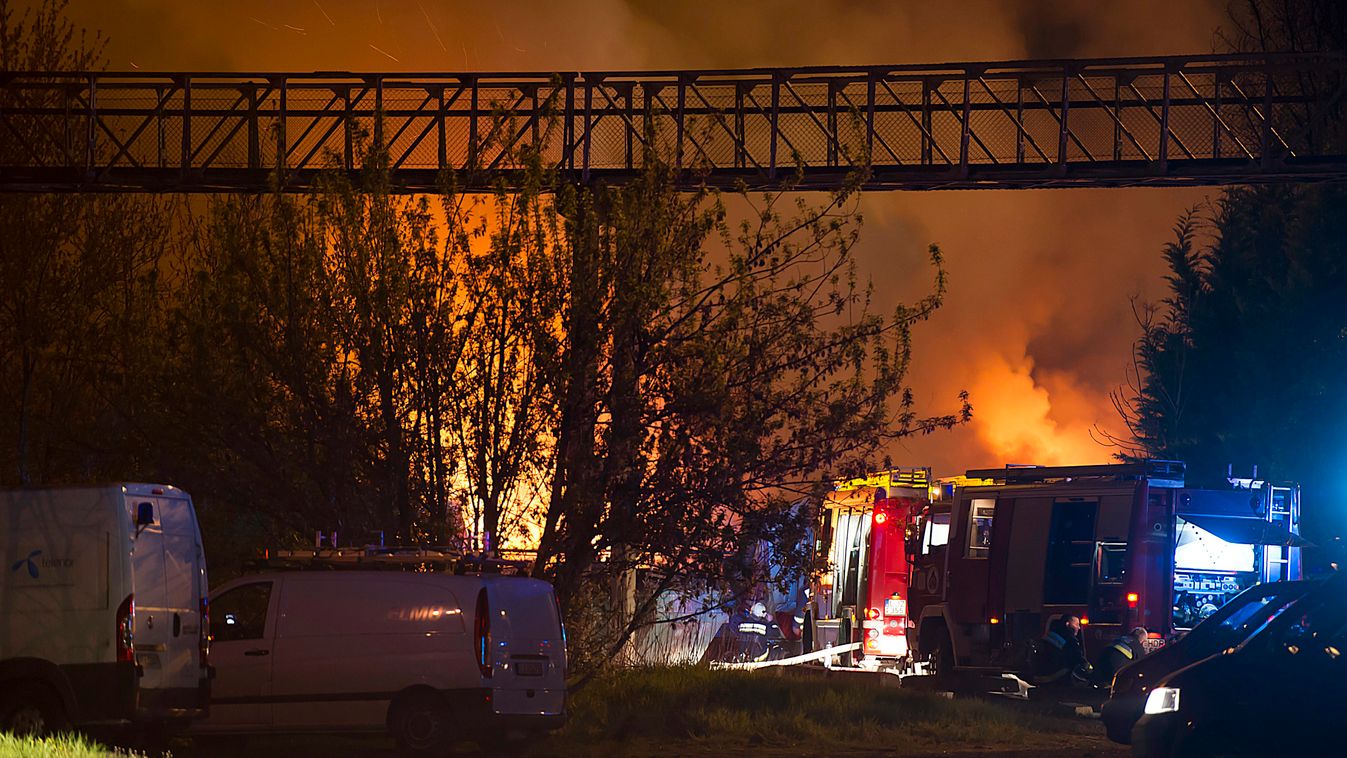 Budapest, 2015. április 16.
Tűzoltók oltják a főváros XIV. kerületében, a Rákospatak utcában lévő szeméttelepen keletkezett tüzet 2015. április 16-án. A három-négy méter magas, összehordott háztartási hulladék gyulladt meg több mint ötszáz négyzetméteren.