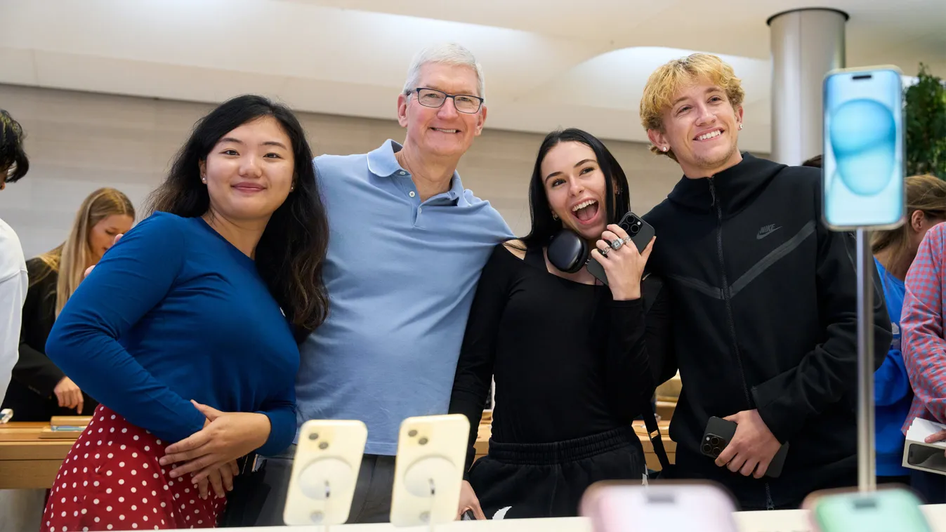 apple store iphone 15 tim cook 