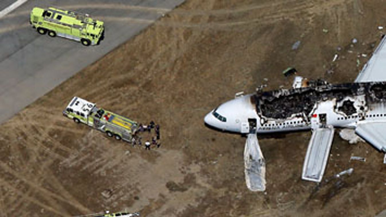 Repülőgép-baleset, Az Asiana Airlines dél-koreai légitársaság egyik Boeing 777 típusú utasszállító gépe kiégve hever a San Francisco-i repülőterén
