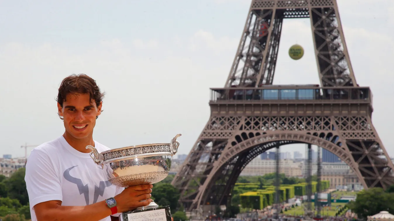 NADAL, Rafael; DJOKOVIC, Novak Párizs, 2014. június .
A spanyol Rafael Nadal a bajnoki trófeával a párizsi Eiffel-torony előtt 2014. június 9-én, miután az előző napon 3:6, 7:5, 6:2, 6:4 arányban legyőzte a szerb Novak Djokovicot a francia nemzetközi teni