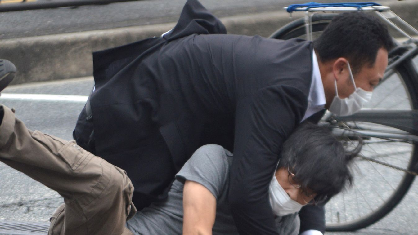 Shinzo Abe, Meglőtték Abe Sindzó volt japán kormányfő,  Japan's former PM Shinzo Abe shot in Nara Square Horizontal 