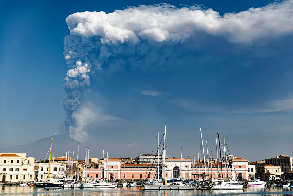Catania, March 4, 2021. Ninth eruption in 17 days from the Southeast Crater. Ash plume seen from Catania. 