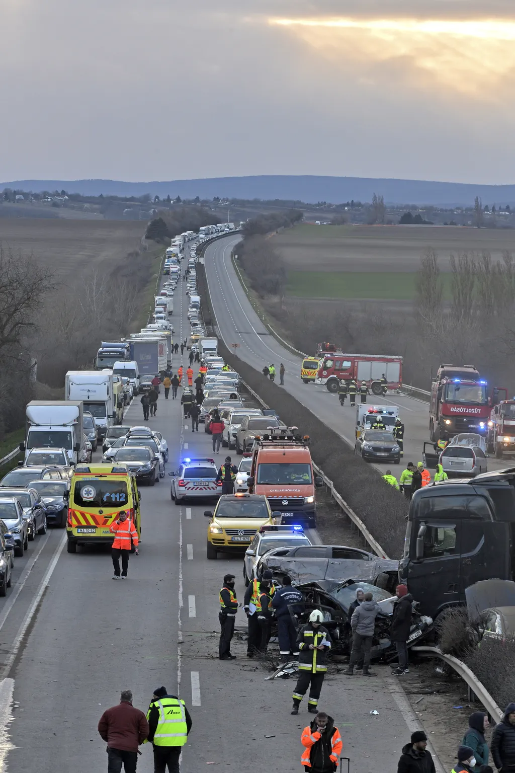 M1, autópálya, baleset, 26-os kilométer, személyautók, kamion, ütközés, kigyulladt autók, karambol, 2023. 03. 11. Pest vármegye határa, Mány, Bicske, Zsámbék 