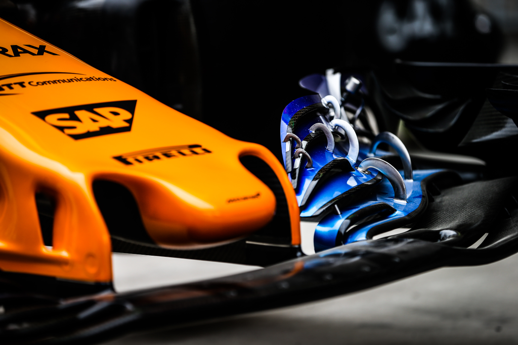 A Forma-1-es Kínai Nagydíj előkészületei, McLaren Racing, SAP logó, Pirelli logó 