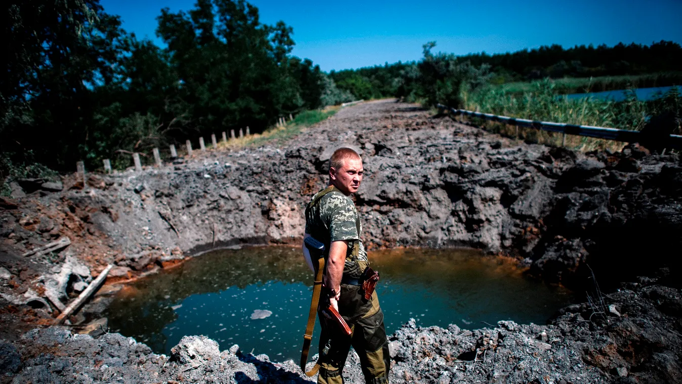 Donyeck bombázás bomba kráter oroszbarát katona 