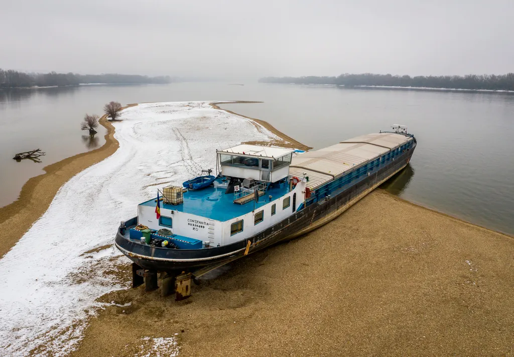 Szob, 2019. január 30.
Megfeneklett, román felségjelzésű, Jess nevű teherhajó a Dunán, az esztergomi Helemba-sziget és Szob között 2019. január 30-án. A hajó január 17-én futott zátonyra.
MTI/Mohai Balázs 