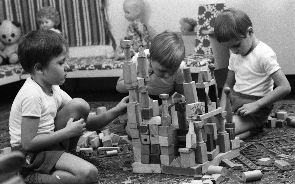 retro-vonal, Hétköznapi élet: használati tárgyak, háztartási eszközök
1976
játék, építőkocka, gyerekek 