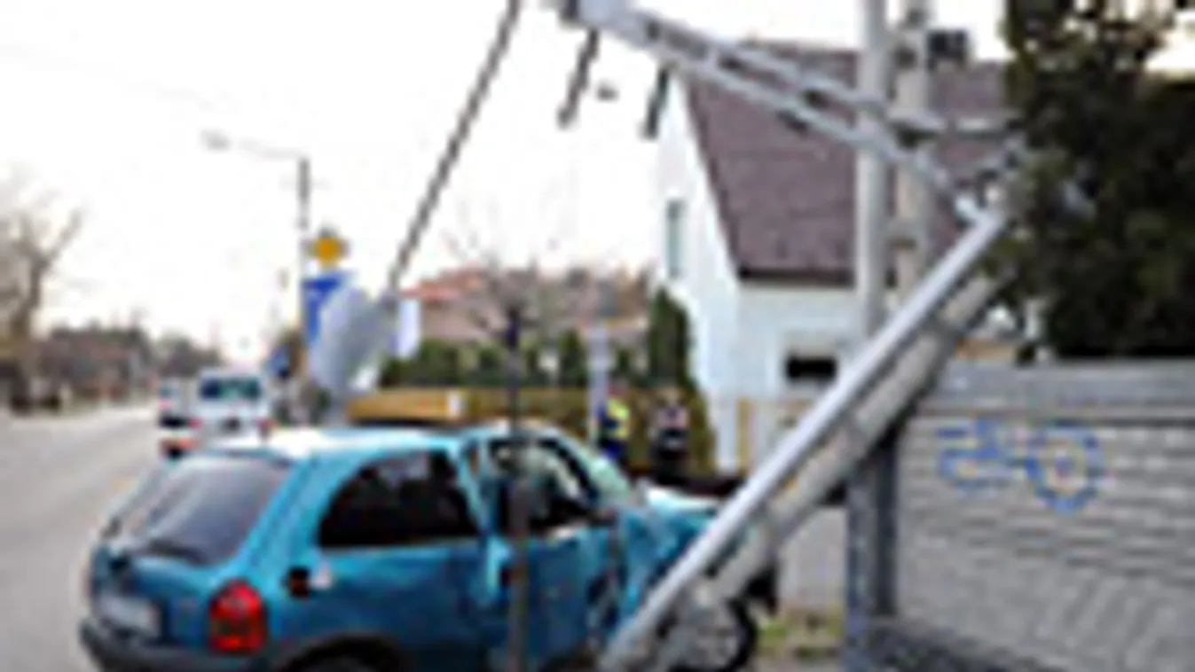 autó nekihajtott egy villanyoszlonak, XVII. kerületi Újhegyi és Brassó utca kereszteződésében