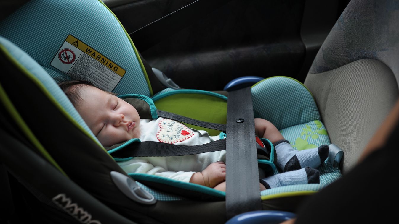 Actions Age Asia Auteurs Baby Car Child Child Seat Europe France From 3 To 8 Months Geography Godong Look Minor Paris Paris-ile-de-france People Road Transport Safety Seat Belt Sleeping Transport HORIZONTAL 