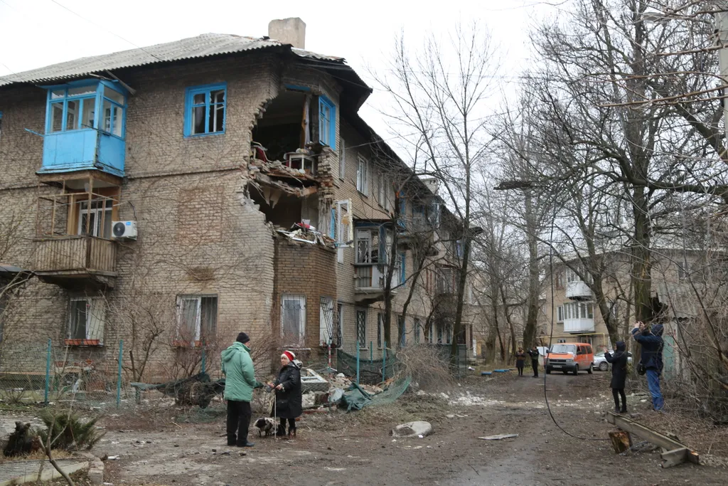 Ukrán válság 2022, ukrán, orosz, háború, Ukrajna, Donyeck, szétbombázott város, lakóház 