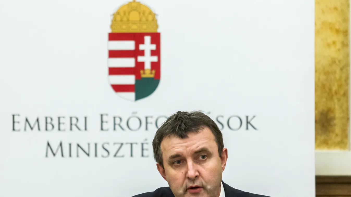 Palkovics László államtitkár beszél címer Közéleti személyiség foglalkozása magyar címer politikus SZELLEMI TEVÉKENYSÉG SZEMÉLY SZIMBÓLUM 
