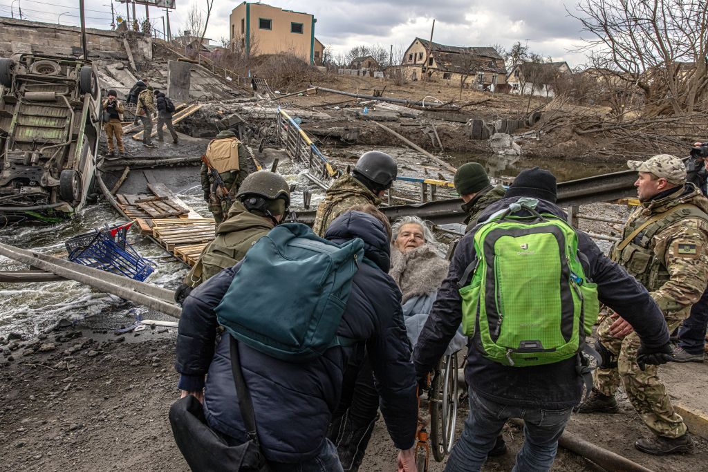Ukrán válság 2022, orosz, ukrán, háború, Ukrajna, rom, romok, pusztulás, emberek 