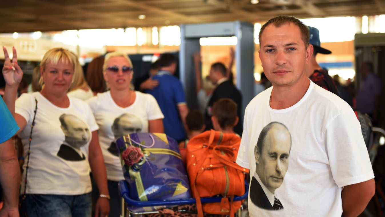 Orosz turisták a Sarm-es-Sejk-i repülőtéren 