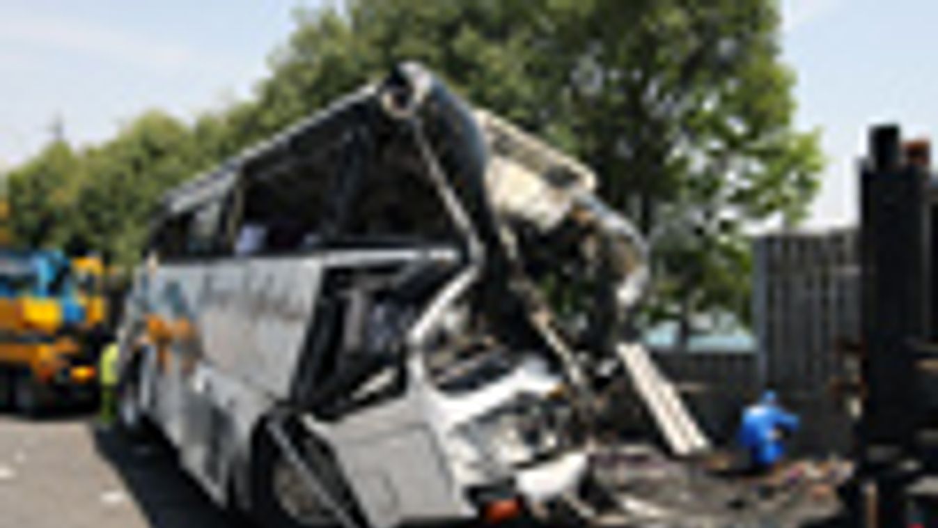 acéllemezek nyársaltak fel egy disneylandbe tartó buszt japánban, a sofőr elaludt, buszbaleset