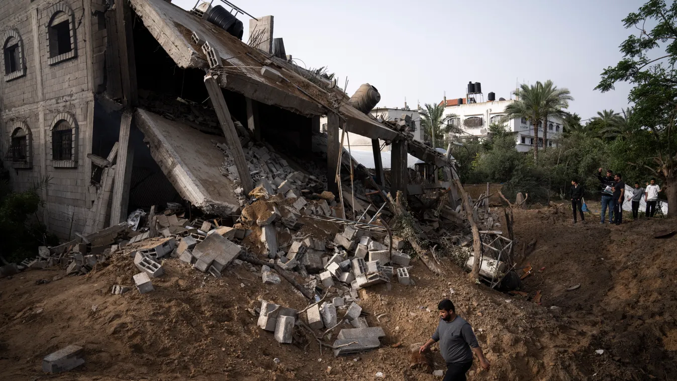 Deir al-Balah, 2023. május 12.
Izraeli légicsapás érte ház romjai a Gázai övezet középső részén fekvő Deir al-Balahban 2023. május 12-én.
MTI/AP/Fatima Sbair 