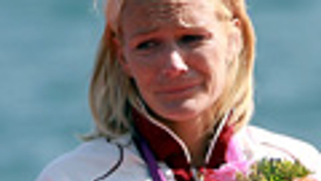 olimpia, london 2012, A harmadik helyen végzett Douchev-Janics Natasa a dobogón a 2012-es londoni nyári olimpia női kajak egyes 200 méteres számának eredményhirdetésén